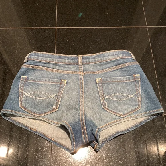 Low-cut shorts - Picture 2 of 10